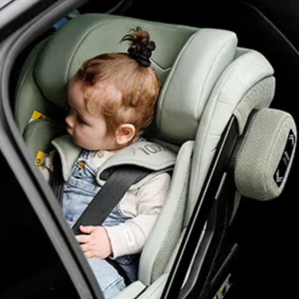 ni&ntilde;a viajando con confort y seguridad en la silla a contramarcha Axkid One + 3